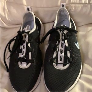 a pair of nike tennis shoes only worn twice